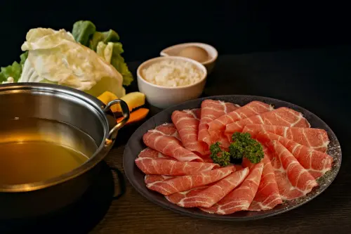 ▲高雄「舞古賀鍋物華榮店」推出雙胞胎前往店裡用餐，享有「黑毛豬肉套餐買一送一」。（圖／舞古賀提供）