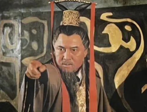 ▲柯俊雄以《一代梟雄—曹操》拿下第2座金馬獎影帝，曾是當屆最大爭議點，當年報導，媒體在旁邊的房間看評選過程，不但驚叫，還有噓聲。（圖／摘自carousell）