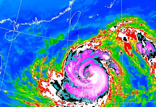 鳳凰颱風「襲台時間恐延後」！吳聖宇揭登陸地點　今午後變天炸雨
