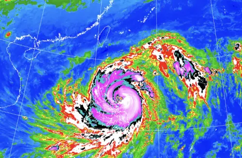 ▲鳳凰颱風的底層已建立，正在鞏固眼牆，預估在登陸菲律賓之前，強度有機會達到強烈颱風等級。（圖／中央氣象署cwa.gov.tw）