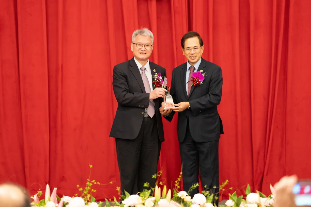 中山醫大歡慶65週年 第10屆校友吳元煌獲頒名譽博士