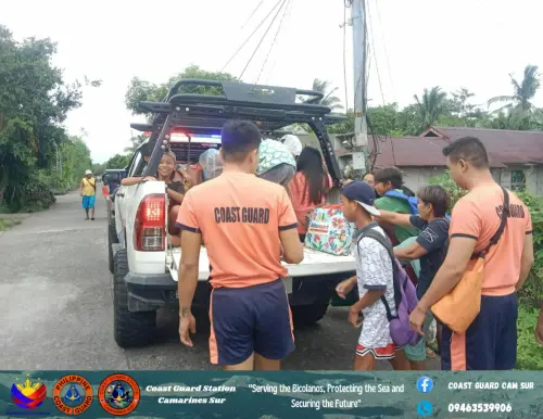▲鳳凰颱風估計將帶來狂風暴雨和破壞性大潮，菲律賓東部和北部地區超過10萬居民已被疏散。（圖／翻攝Coast Guard Station Camarines Sur臉書）