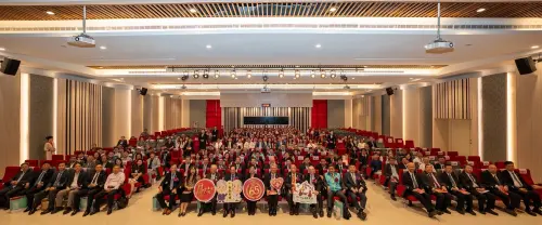 ▲中山醫大65週年校慶大會，校友與國際姊妹校代表齊聚同慶。（圖／中山醫大提供）