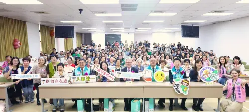 ▲護理學系歡慶創系60週年，首屆校友與師生齊聚回娘家，共同見證系所成長與跨世代傳承。（圖／中山醫大提供）