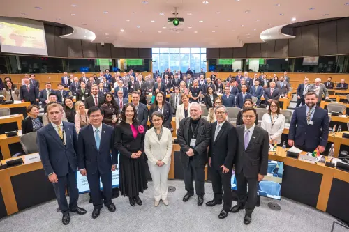 ▲史無前例！蕭美琴站上歐洲議會演說。（圖／林佳龍臉書）