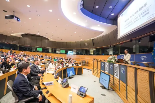 ▲史無前例！蕭美琴站上歐洲議會演說。（圖／林佳龍臉書）