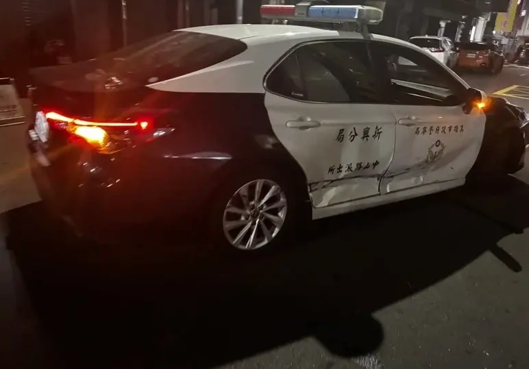 ▲ 高市新興分局員警9日凌晨盤查違停轎車時，聞到毒品味要求駕駛熄火，未料對方竟猛踩油門衝撞警車，造成員警受傷。（圖／翻攝畫面）