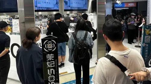 不是UG、茶魔！手搖飲板橋開幕「白天排到晚上」：百人誇張畫面曝
