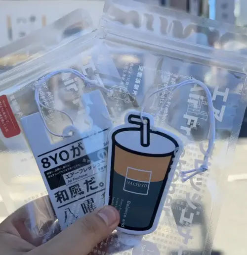 ▲八曜和茶「HCY時尚環保一杯袋」、「YO307清爽柚香氛片」。（圖／翻攝自八曜和茶FB）