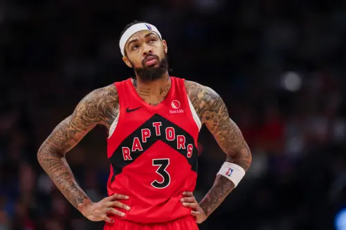 影／想上俠客烏龍球？暴龍前鋒英格拉罕怒摔水瓶　隊友無辜遭波及
