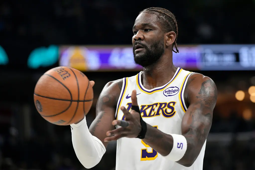 NBA／艾頓快攻「站著不動」！唐西奇被撞飛 球迷：回家喝汽水吧