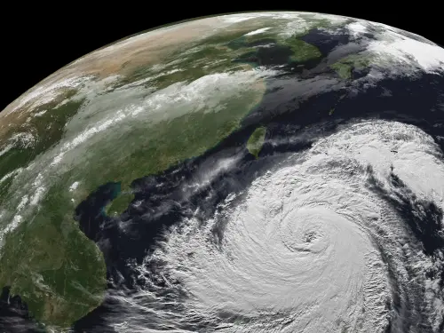 鳳凰颱風會登陸！停班停課「13縣市」機會最大　賈新興：風強雨驟
