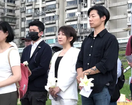 鄭麗文追悼共諜？出席秋祭遭青鳥炎上！他揪「這群人曾獻花」打臉
