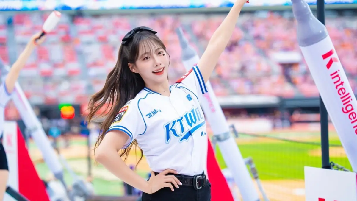 19歲啦啦隊甜心李瑞允挑戰一日快遞員！雨中送貨萌翻台、韓粉絲