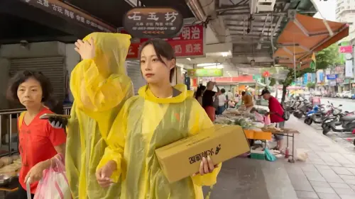 ▲李瑞允（如圖）身穿雨衣，在雨中送貨，萌翻粉絲。（圖／經紀人提供）