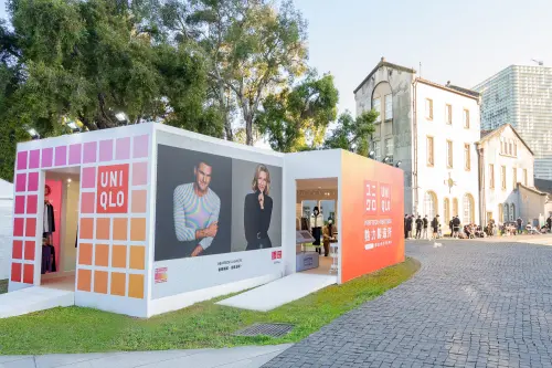 ▲鳳凰颱風來臨前，快出門搶日本國民服飾UNIQLO發熱衣「免費送」，台北華山文創園區體驗熱力製造所，有機會爽拿HEATTECH極暖喀什米爾混紡T恤和優惠券。GU《哈利波特》學院風服飾11月21日將開賣。（圖／UNIQLO提供uniqlo.com/tw/zh_TW）