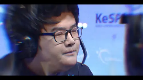 ▲Faker在12年前與KT第一代傳奇中路Ryu上演忍界大戰，最終由Faker取勝，Ryu無奈表情至今依舊是英雄聯盟玩家無法忘記的經典一幕。（圖／Youtube@LoL Esports）