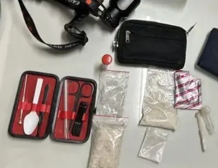 ▲花蓮壽豐鄉發生情感糾紛暴力案，男子遭球棒痛毆後被強押上車，警方2小時內鎖定涉案車輛圍捕逮5人，還起獲毒品與球棒。（圖／翻攝畫面）