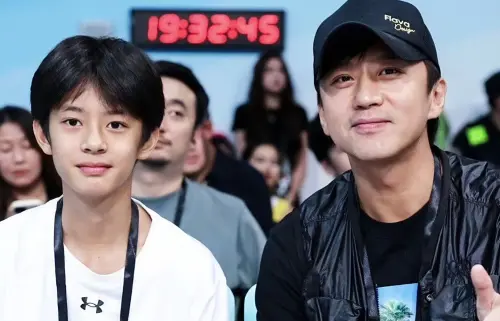 ▲孫儷與鄧超（右）的14歲兒子鄧涵之（左）五官神複製媽媽。（圖／微博@中娛日記）