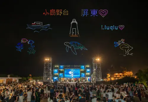 ▲啟動無人機展演，海龜、熱帶魚、燈塔等圖案在夜空綻放，展現小琉球海島風情。（圖／屏東縣府提供）