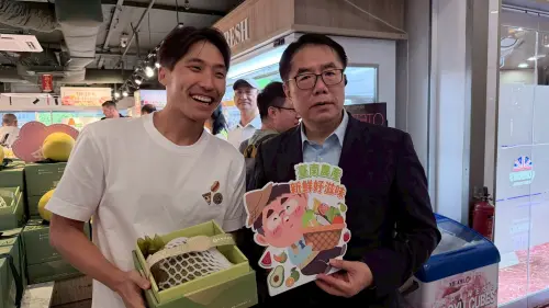 ▲新加坡知名大胃王Zermatt Neo梁照遠也現身支持台南鮮果。(圖／南市府提供)