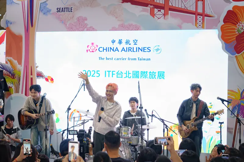 ▲華航展區特別邀請人氣天團「理想混蛋」帶來精采演唱，現場擠爆粉絲與民眾，嗨翻全場。（圖／華航提供）