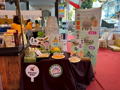 ▲台南的洋香瓜以及大白柚在新加坡熱銷。(圖／南市府提供)