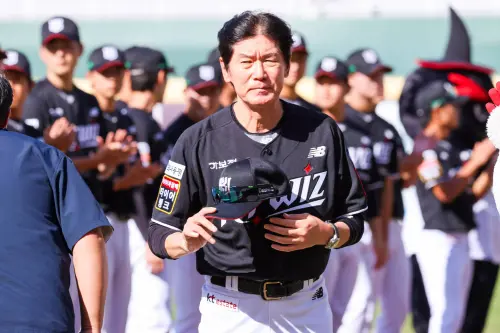 亞洲職棒交流賽／桃園吹5級怪風！飛球變長打　KT巫師總教練傻眼
