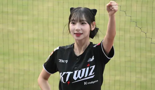 ▲韓職KT巫師啦啦隊Lady Wiz成員鄭熙靜今日於場邊應援。（圖／記者林柏年攝，2025.11.9）