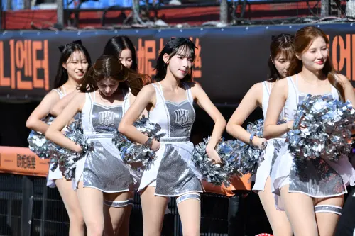 ▲韓職KT巫師啦啦隊Lady Wiz成員在場邊應援，吸引不少焦點。（圖／記者林柏年攝，2025.11.9）