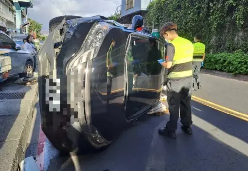 新莊驚險車禍！轎車突失控連撞三車　側翻橫躺馬路駕駛遭困車內
