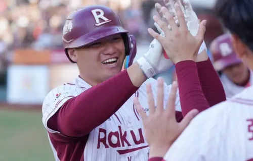 ▲樂天桃猿靠著2024年首輪指名強打張趙紘五局下震撼兩分砲，終場6：3擊敗KT巫師，本次交流賽連退日職東北樂天金鷲、韓職KT巫師，收下2連勝。（圖／桃園市政府提供）