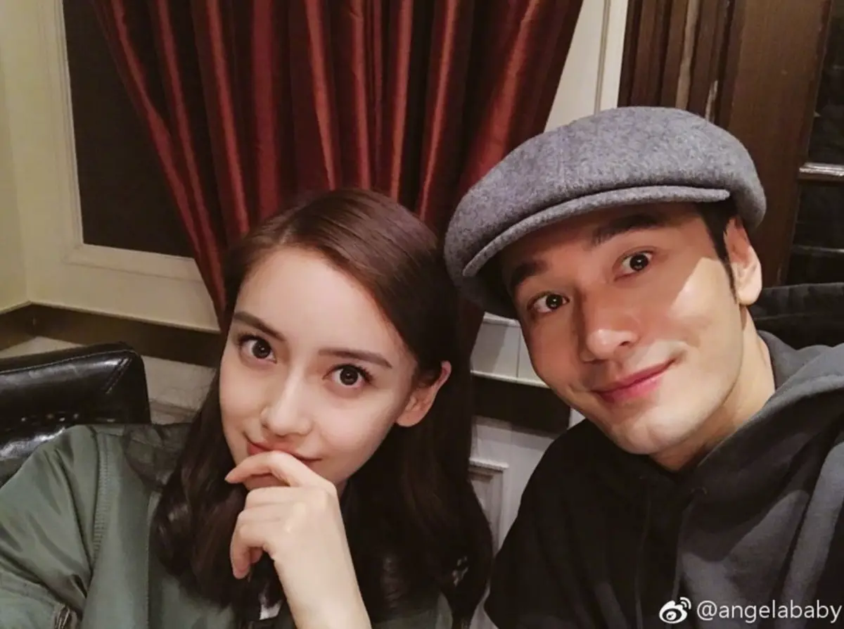 ▲黃曉明（右）、Angelababy（左）離婚4年，日前被目擊在上海迪士尼合體，兩人帶著9歲兒子一起慶生。（圖／翻攝自微博）