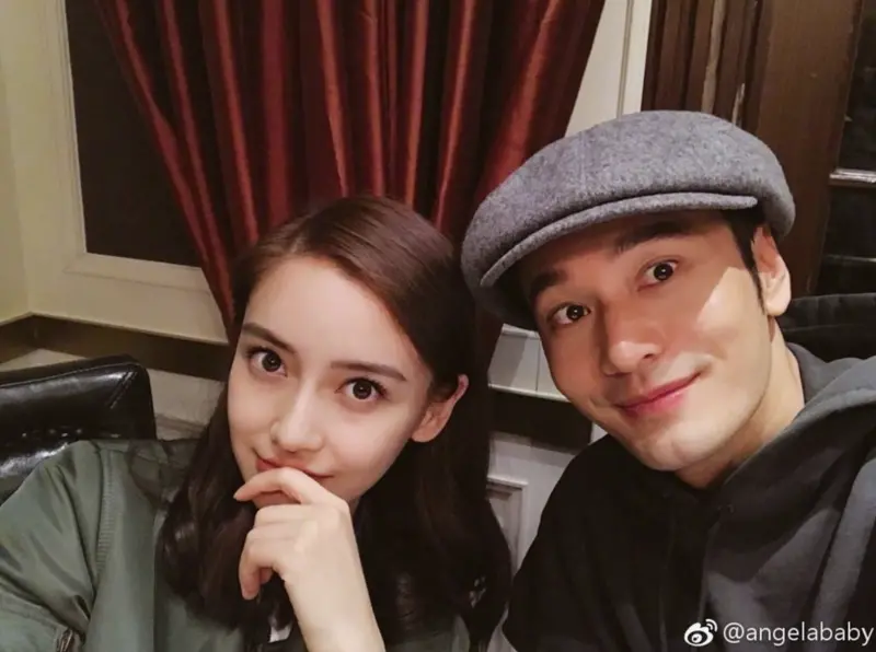 ▲黃曉明（右）、Angelababy（左）離婚4年，日前被目擊在上海迪士尼合體，兩人帶著9歲兒子一起慶生。（圖／翻攝自微博）