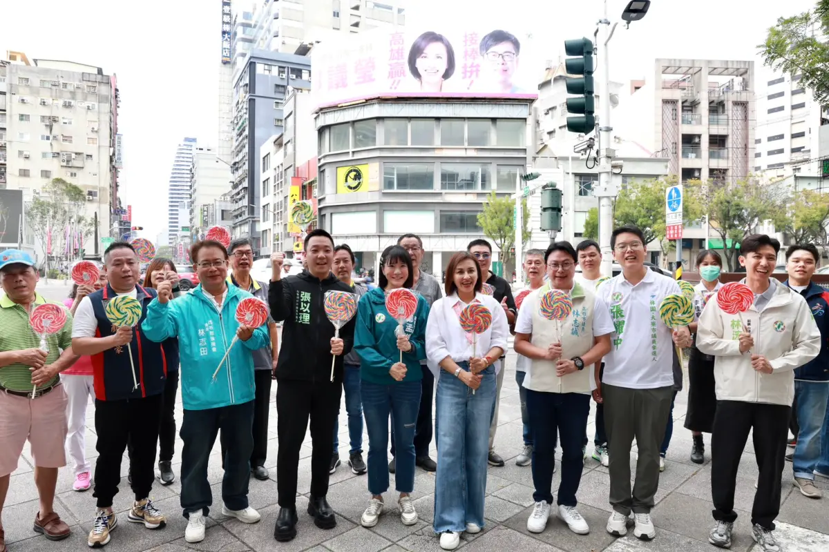 ▲民進黨高雄市長初選參選人邱議瑩今天在多位長期與市長陳其邁共事的助理、幕僚與後援會代表力挺下，選在新懸掛的戶外看板前舉行記者會並宣布，將於明日正式登記參選。（圖／立委邱議瑩辦公室提供）