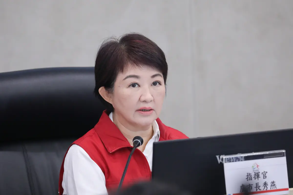 ▲台中市長盧秀燕說，12處供倒廚餘的衛生掩埋場目前都已經鋪上防水布、釘上鉚釘，並再加沙包。（圖／台中市政府提供）