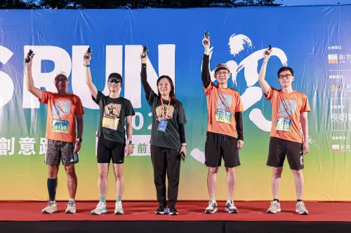 ▲主辦單位創意實踐家陳馨怡總監(中)與南山人壽尹崇堯董事長(左二)一起為選手鳴槍。（圖／主辦單位提供）