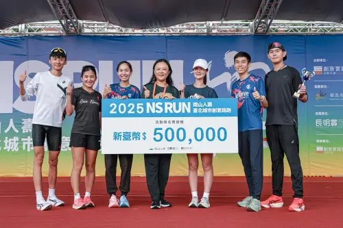 ▲創意實踐家陳馨怡總監(中)代表捐贈長明賞50萬元支票。（圖／主辦單位提供）