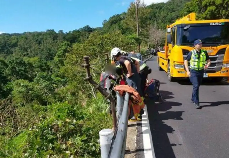 ▲21歲林姓騎士9日行經北宜公路自摔，衝撞護欄後墜落5公尺山坡，警消架梯救援脫困送醫。（圖／翻攝畫面）