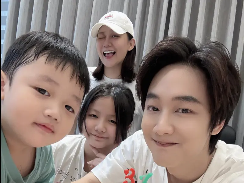 ▲網紅「那對夫妻」Nico品筠、Kim京燁的大女兒妮妮日前因小感冒引起縱膈腔氣腫，差點氣胸住進加護病房。（圖／翻攝自臉書＠Nico品筠&Kim京燁 【那對夫妻】）