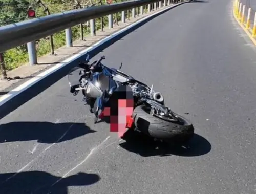 ▲21歲林姓騎士9日行經北宜公路自摔，衝撞護欄後墜落5公尺山坡，警消架梯救援脫困送醫。（圖／翻攝畫面）