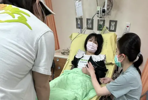 ▲妮妮因身體不適住院，好在已無大礙。（圖／翻攝自臉書＠Nico品筠&Kim京燁 【那對夫妻】）