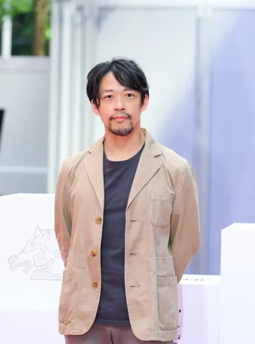 ▲魏雋展在《人生海海》飾演來台發展多年的馬來西亞華人，無論口音和神態，都讓馬來西亞的當地演員察覺不出他其實是台灣人。（圖／金馬執委會提供）