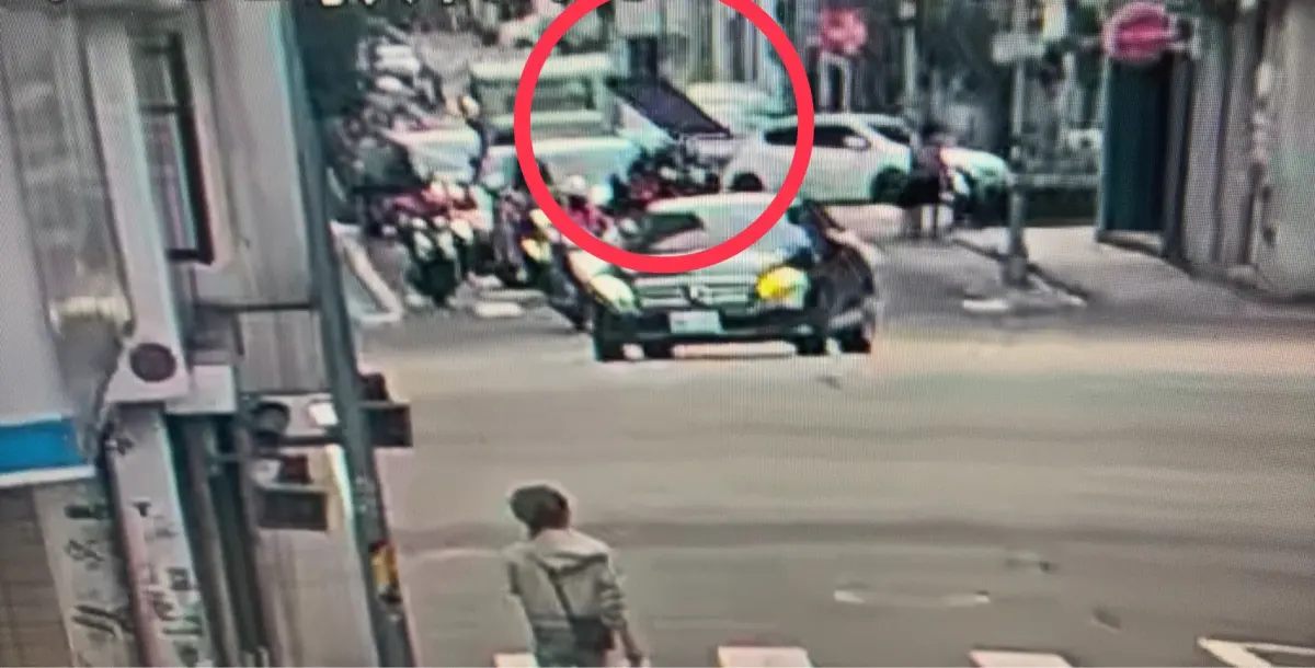 鳳凰颱風前夕！北市老舊大樓窗戶整片飛落 差點砸中黑色賓士