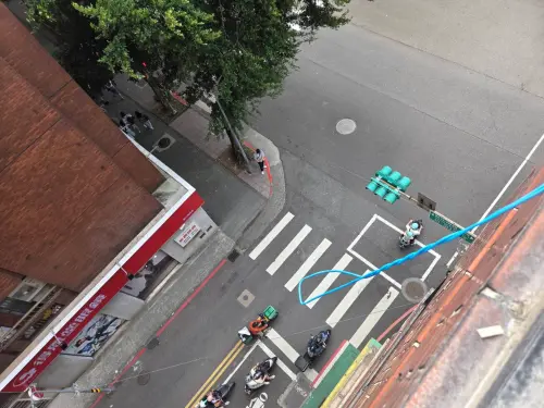 ▲北市大安區敦化南路一段9日下午驚傳老舊大樓窗戶遭強風吹落，玻璃險些砸中黑色賓士。（圖／翻攝畫面）