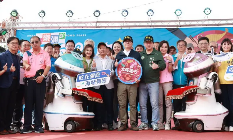 ▲高雄市政府海洋局舉辦大海開吃系列活動，進行彌陀虱想起虱目魚行銷活動，高雄市長陳其邁和與會民眾互動熱絡。(圖／高雄市政府海洋局提供)