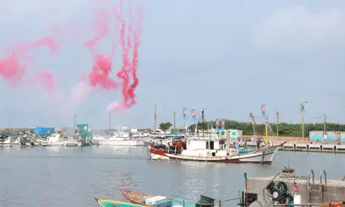 ▲高雄市政府海洋局舉辦大海開吃系列活動，進行彌陀虱想起虱目魚行銷活動，在漁船入港儀式揭開序幕。(圖／高雄市政府海洋局提供)