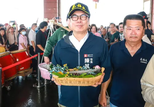 ▲高雄市政府海洋局舉辦大海開吃系列活動，進行彌陀虱想起虱目魚行銷活動，高雄市長陳其邁(左)和彌陀區漁會總幹事林子清(右)與民眾互動熱絡。(圖／高雄市政府海洋局提供)