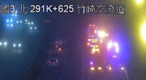 ▲國道3號嘉義竹崎路段今（9）日下午再傳火燒車意外，所幸車上的人及時逃生無人傷亡。（圖／翻攝畫面）