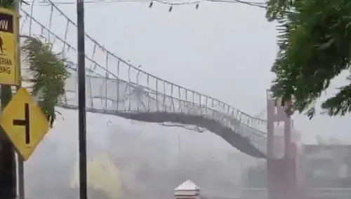 鳳凰颱風侵襲菲律賓,一座吊橋被強陣風吹到宛如健身用的戰繩上下擺盪。(圖/翻攝自X) ▲鳳凰颱風侵襲菲律賓,一座吊橋被強陣風吹到宛如健身用的戰繩上下擺盪。(圖/翻攝自X)